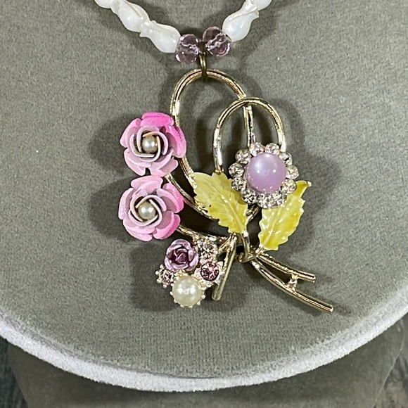 ⭐️Adorned Crown assemblage enamel flower mother of Pearl rose beads necklace - Picture 2 of 10